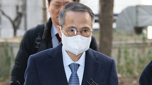 경찰, '강서구청장 보궐선거 개입' 김규현 전 국정원장 재소환