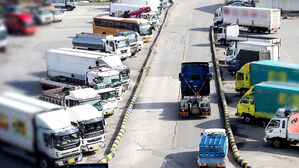 요소&middot;요소수 '사재기' 금지&hellip;통행료 한 달 면제