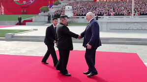 김정은, 돌격소총 받고 "감사합니다"&hellip;벨라루스 대통령 선물 공세에 '흡족'