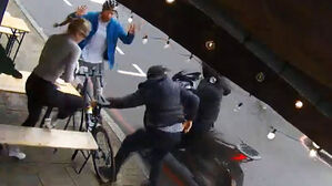 카페서 쉬고 있는데&hellip;흉기 들고 커플에게 다가가더니 