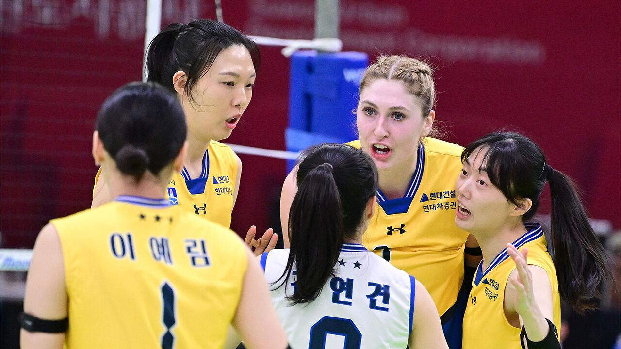 득점 후 기뻐하는 현대건설 선수들