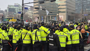 버스 후진하기도&hellip;전장연 '버스 탑승 시위'에 승강장 마비