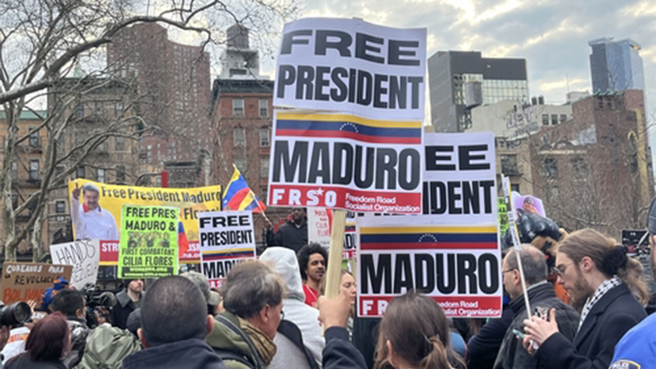26일(현지시간) 미국 뉴욕 남부연방법원 인근에서 니콜라스 마두로 베네수엘라 대통령 석방 촉구 시위가 펼쳐지고 있다.