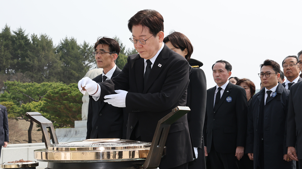 이 대통령, 고 채상병 묘역 앞에서 