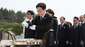 이 대통령, 고 채상병 묘역 앞에서 "많은 게 제자리 찾아 다행"