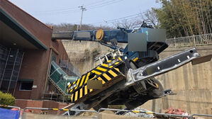 학교로 넘어간 크레인 (독자 제공)