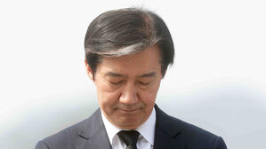 조국, 노무현 전 대통령 묘역 참배&hellip;"대통령의 유지, 검찰개혁에 큰 매듭"