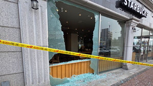 경기 의정부서 승용차 카페로 돌진&hellip;2명 다쳐