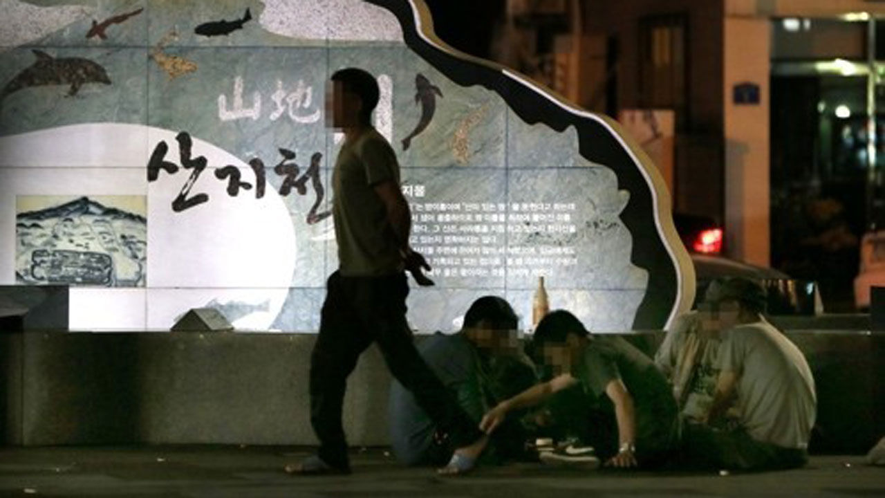 탐라문화광장서 술판 벌인 주취·노숙자들 (사진=연합뉴스)