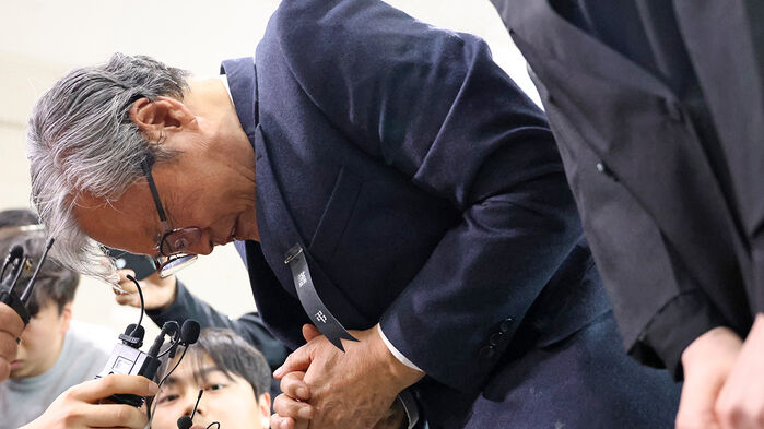 대형 화재로 74명의 사상자가 발생한 대전 안전공업의 손주환 대표이사가 지난 26일 오후 대전시청에 마련된 희생자 합동분향소를 찾아 조문한 뒤 사과의 뜻을 밝히고 있다 (사진=연합뉴스)