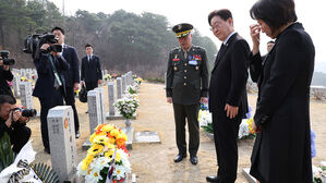 채상병 묘역 찾은 이 대통령 "많은 게 제자리 찾아 다행"