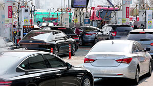 싼 주유소 찾아 '장사진'&hellip;전국 3,600곳 넘게 올랐다