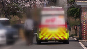 피 흘리며 쓰러진 남녀&hellip;"남성 손에 흉기" 대낮 피습