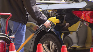 더 싼 주유소 찾아 '긴 줄'&hellip;3,600곳 넘게 올랐다