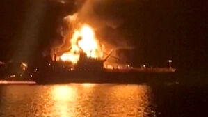 "100만 지상군 준비"에 맞불&hellip;불타는 유조선 직접 공개