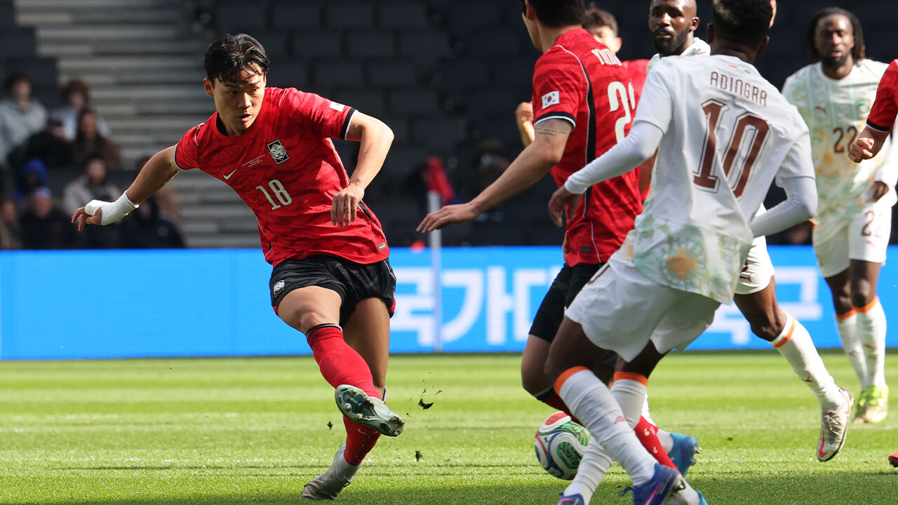 한국축구국가대표팀 오현규 28일(현지시간) 영국 밀턴킨스 스타디움 MK에서 열린 코트디부아르와 평가전에서 패스하고 있다.