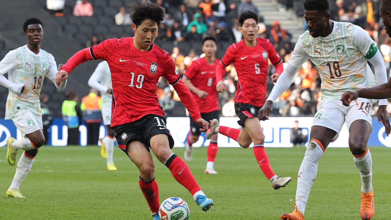 한국축구국가대표팀 이강인이 28일(현지시간) 영국 밀턴킨스 스타디움 MK에서 열린 코트디부아르와 평가전에서 돌파를 시도하고 있댜.