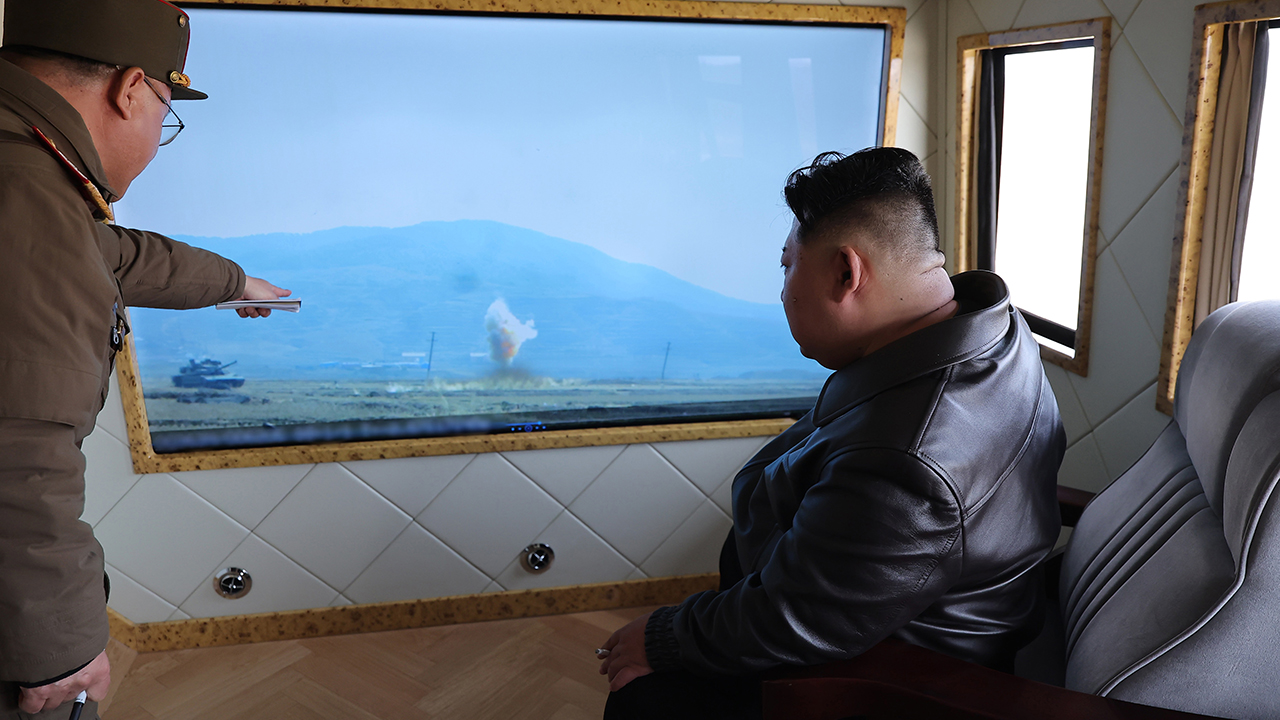 김정은, 새 고체엔진 시험 참관…