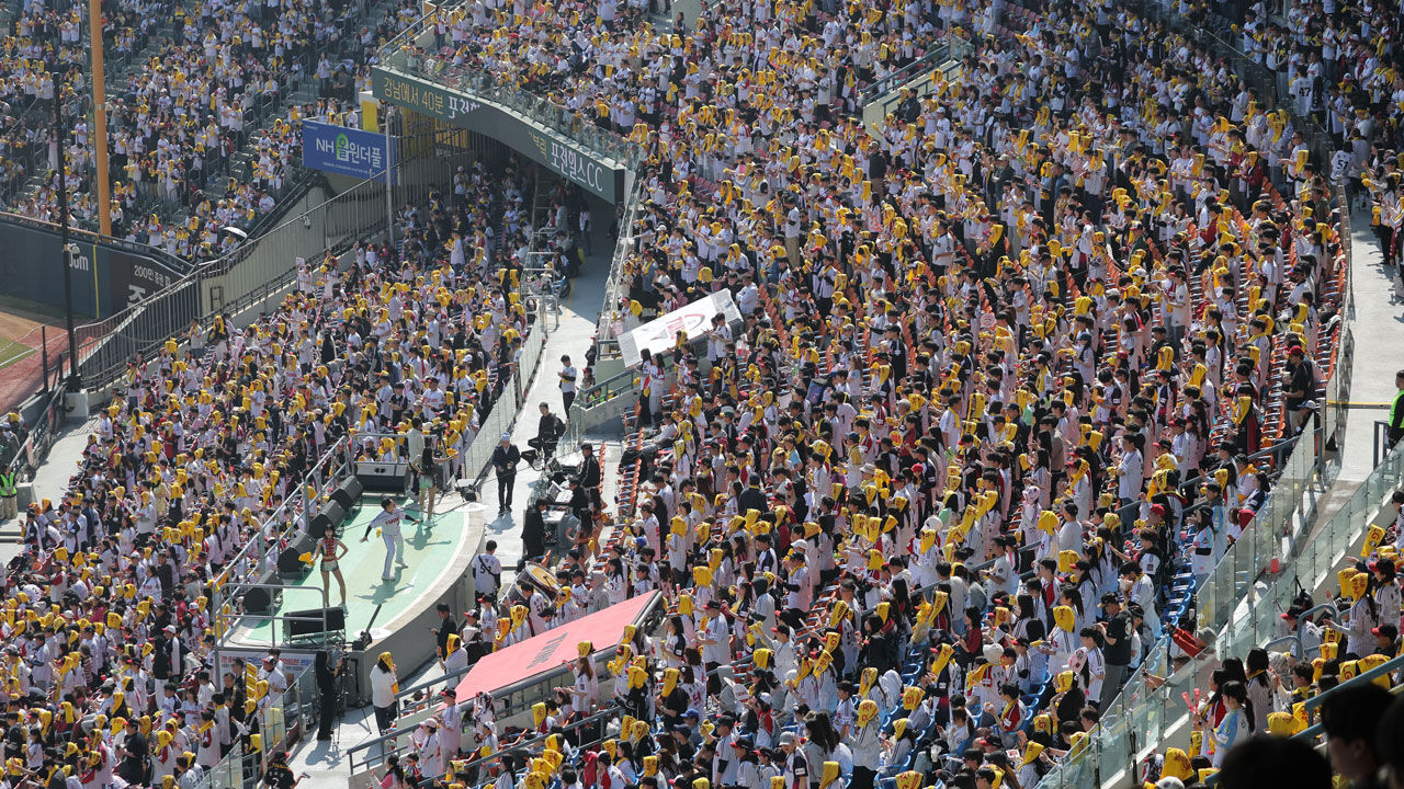 프로야구 주말 개막 2연전, 2년 연속 전 구장 매진…21만 명 입장