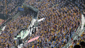 프로야구 주말 개막 2연전, 2년 연속 전 구장 매진&hellip;21만 명 입장