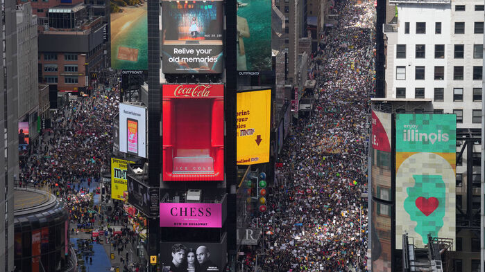 "왕관 내려놓아라"&hellip;800만이 외친 '반트럼프'