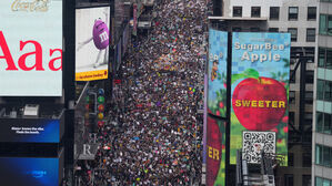 "광대야, 왕관 내려놓아라"&hellip;800만이 외친 '반트럼프'