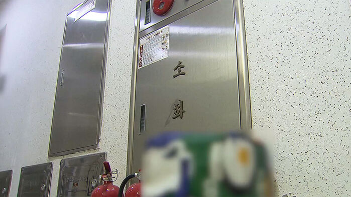 [단독] 복도에 웅크린 남성&hellip;200곳에 뿌린 '2g 봉투'