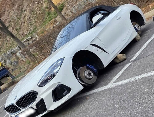 바퀴·휠 빠진 BMW 차량 (사진=보배드림 캡처, 연합뉴스)