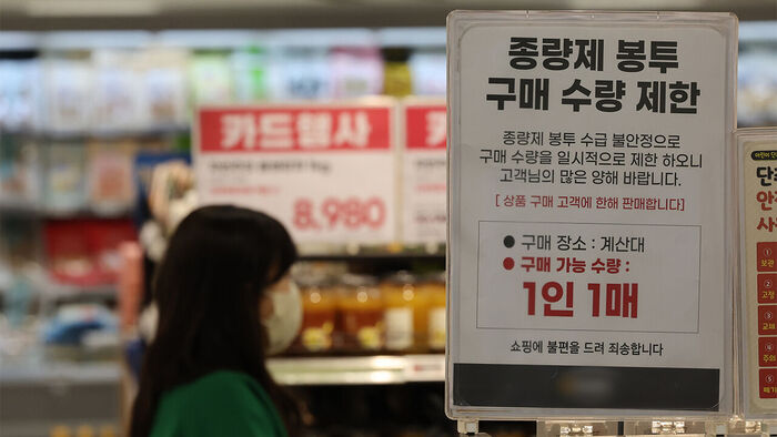 중동 전쟁 장기화로 나프타 수급이 불안해지며 원료 수급 위기가 산업 전반으로 확산한 가운데 27일 서울 시내 한 대형마트에 종량제 봉투 구매 수량 제한 안내문이 붙어 있다.