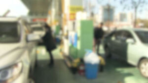 [단독] 기름값 싸서 몰리더니&hellip;"왜 새치기하냐" 흉기까지