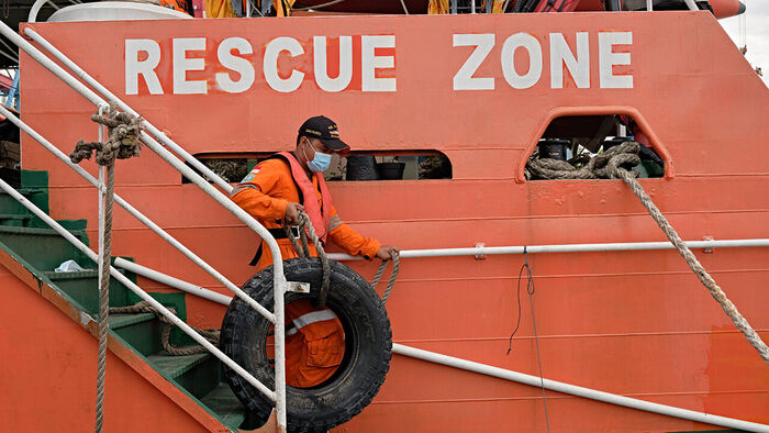 침몰 전 구명보트로 탈출했는데&hellip;"탑승자 전원 실종"