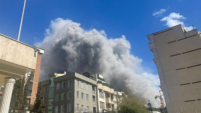 지난 1일(현지시간) 이란 테헤란의 주이란한국대사관 인근에서 폭격으로 연기가 피어오르고 있다.