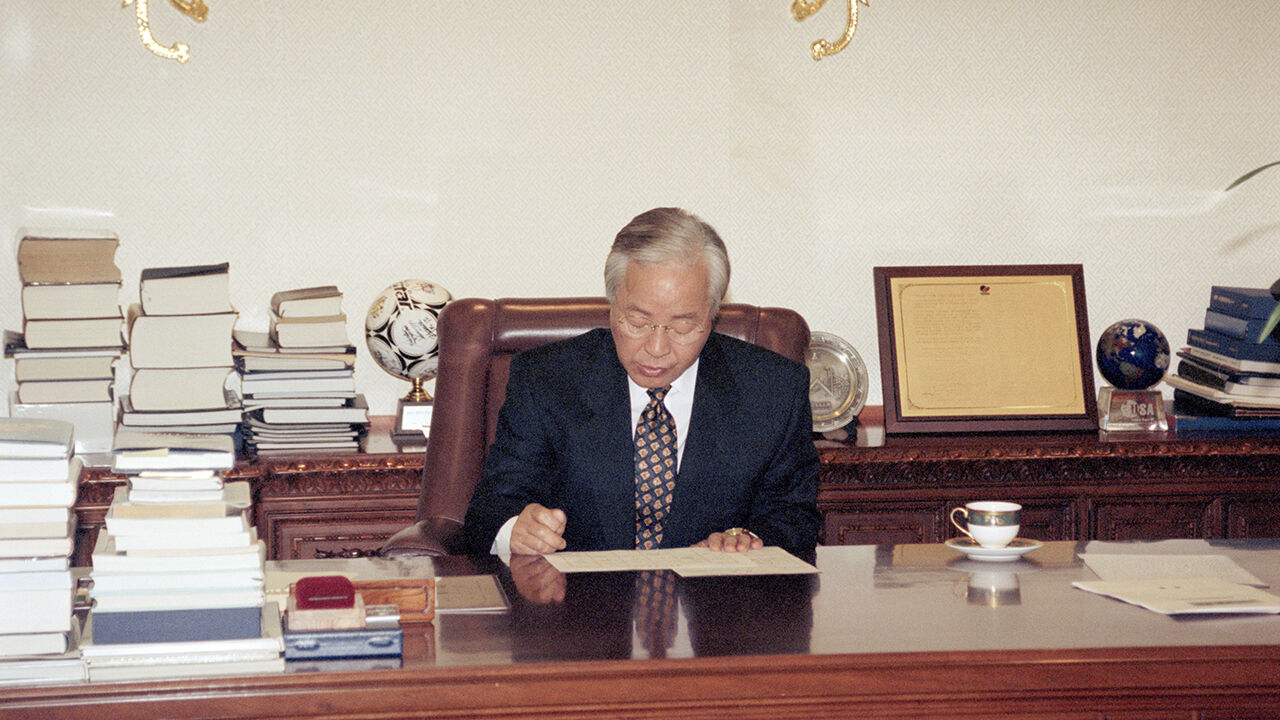 지난 1996년 10월 16일 김영삼 대통령이 청와대 집무실에서 국정 전반에 대해 구상을 하고 있는 모습