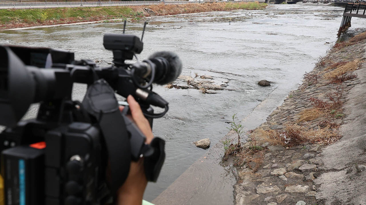 31일 대구 북구 칠성동 잠수교 아래 신천에서 여성의 시신이 담긴 캐리어가 발견된 가운데 캐리어가 발견된 지점에서 취재진이 취재하고 있다. (사진=연합뉴스)