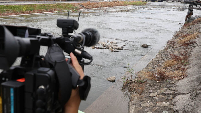 31일 대구 북구 칠성동 잠수교 아래 신천에서 여성의 시신이 담긴 캐리어가 발견된 가운데 캐리어가 발견된 지점에서 취재진이 취재하고 있다. (사진=연합뉴스)