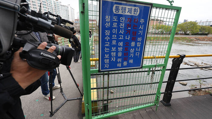 31일 대구 북구 칠성동 잠수교 아래 신천에서 여성의 시신이 담긴 캐리어가 발견된 가운데 캐리어가 발견된 지점에서 취재진이 취재하고 있다. (사진=연합뉴스)