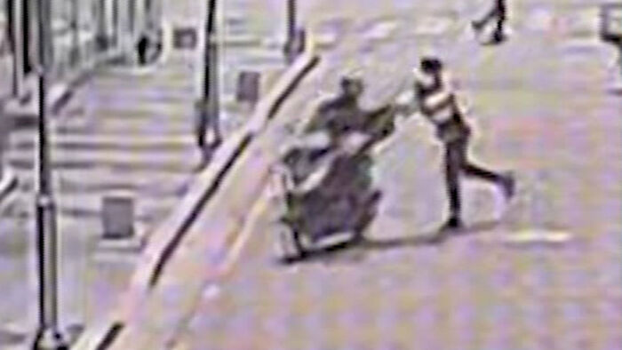 핸들 꺾은 배달원 '쾅'…"날 경찰이 밀쳤다" 사고 당시