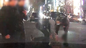 웃통 벗고 침까지 '퉤'&hellip;"속 시원" 진압 장면