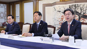 거시 당국 첫 '3자 협의체'&hellip;"과도한 원화 약세, 경제 도움 안 돼"