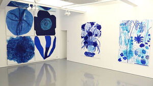 푸른색으로 그려낸 시간과 공간&hellip;정원처럼 바뀐 전시장