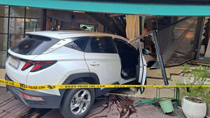 부산서 승용차가 건물 돌진&hellip;3명 경상