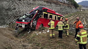 논으로 추락한 통근버스&hellip;탑승자 25명 중경상