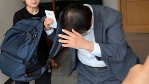 "변호사!" 길 잃고 허둥지둥&hellip;나올 땐 바람막이로 환복