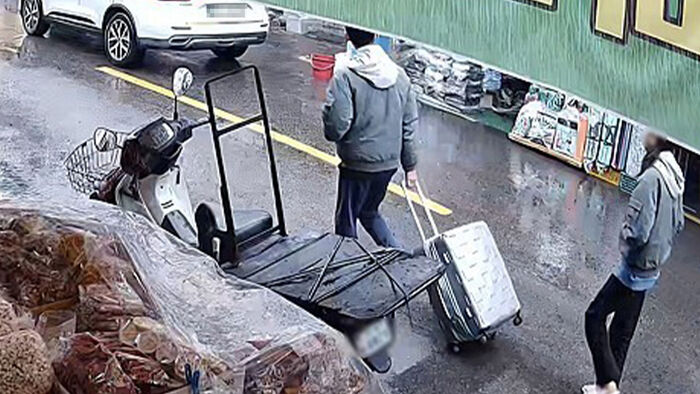 지난 3월 18일 50대 여성의 시신을 캐리어에 담아 유기한 20대 딸과 사위가 중구 주거지에서 신천으로 이동하는 모습이 담긴 폐쇄회로(CC)TV 영상 중 일부.