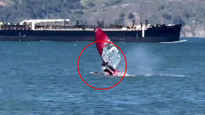 수면 위 갑자기 솟구친 '거대 고래'&hellip;윈드서핑 중 날벼락