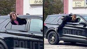 경찰차 뒷좌석 창문에서 '불쑥'&hellip;수갑 찬 채 그대로 탈출