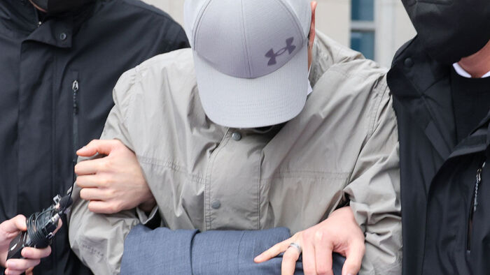 부서 회식이 열리던 식당 공용 화장실에 불법 카메라를 설치한 충북교육청 장학관이 1일 오후 청주지법에서 영장실질심사를 받은 뒤 호송차에 오르고 있다. (사진=연합뉴스)