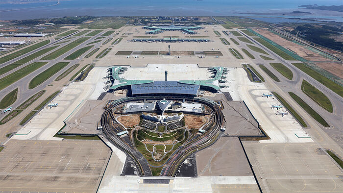 인천공항 제2여객터미널서 버스 넘어져…운전자 1명 부상