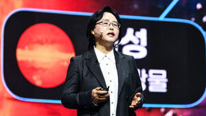 포럼에 등장한 달 자원 탐사 시연 로버&hellip;김경자 연구원 "우주자원 주권 확보 시급"