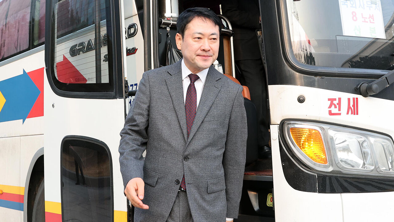 국민의힘 장동혁 대표가 중동 사태에 따른 에너지 절약 조치로 공공부문 승용차 5부제가 강화된 가운데 26일 국회 통근버스를 타고 출근하고 있다 (사진=공동취재, 연합뉴스)